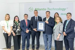 Foto de grupo con el certificado ISO 42001. Foto: Binter