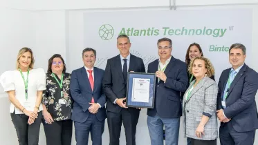 Foto de grupo con el certificado ISO 42001. Foto: Binter