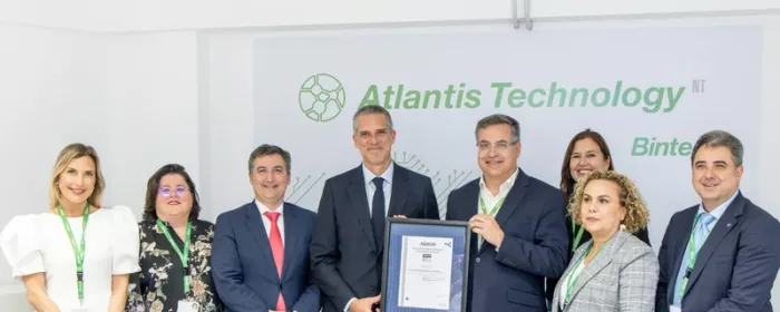 Foto de grupo con el certificado ISO 42001. Foto: Binter