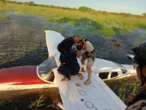 Cessna 207 accidentado en el momento del rescate por parte de la Fuerza A�rea Boliviana (FAB). Foto: MINDEF Bolivia