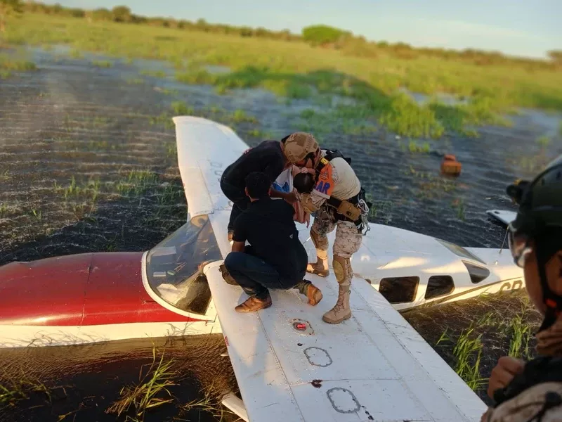 Cessna 207 accidentado en el momento del rescate por parte de la Fuerza A�rea Boliviana (FAB). Foto: MINDEF Bolivia