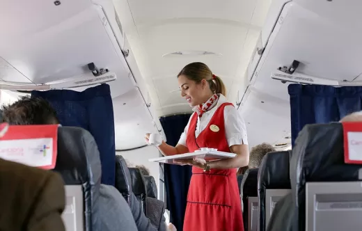 Una tripulante de cabina atiende a un pasajero de Air Nostrum. Foto: Air Nostrum