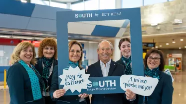 Trabajadoras de South junto a Javier Ca��s, fundador de Etiem. Foto: South Europe Ground Services