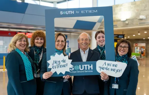 Trabajadoras de South junto a Javier Ca��s, fundador de Etiem. Foto: South Europe Ground Services