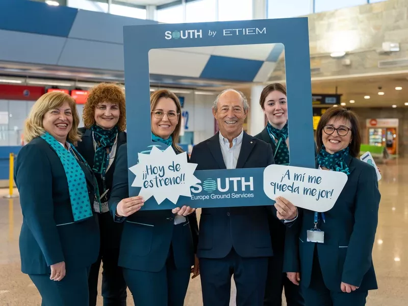 Trabajadoras de South junto a Javier Ca��s, fundador de Etiem. Foto: South Europe Ground Services