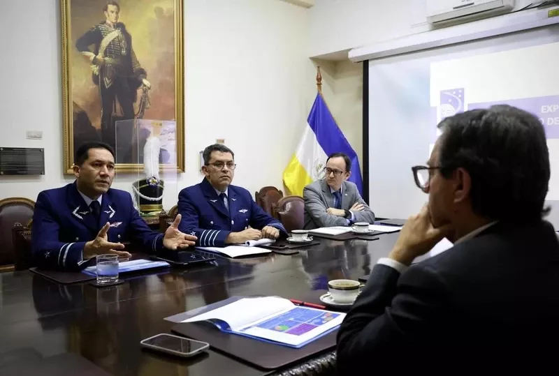 Encuentro entre el Ministerio de Defensa y el Director General de Aeron�utica Civil (DGAC).