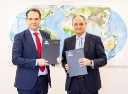 �scar Garc�a, rector de la UPM, y Enrique Maurer, director general de Enaire, durante la firma del contrato. Foto: Enaire