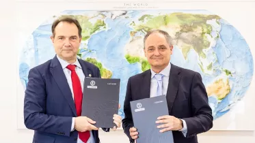 �scar Garc�a, rector de la UPM, y Enrique Maurer, director general de Enaire, durante la firma del contrato. Foto: Enaire