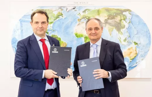 �scar Garc�a, rector de la UPM, y Enrique Maurer, director general de Enaire, durante la firma del contrato. Foto: Enaire