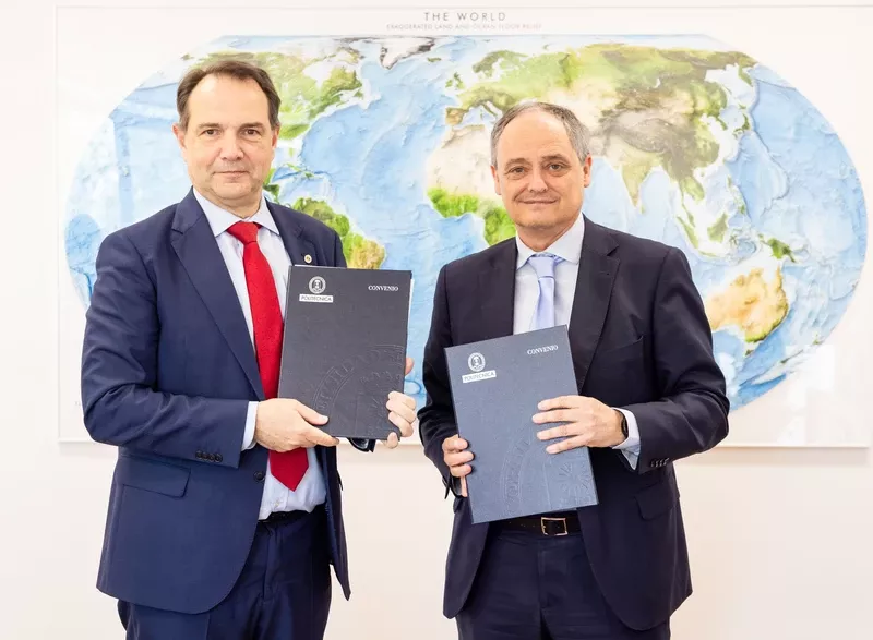 �scar Garc�a, rector de la UPM, y Enrique Maurer, director general de Enaire, durante la firma del contrato. Foto: Enaire