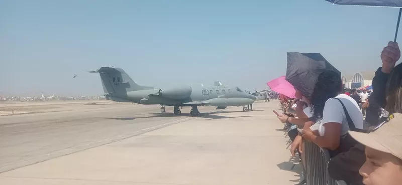 El p�blico asistente se agolpaba al cerco perim�trico para observar la exposici�n est�tica. 