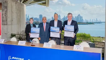 Foto de grupo tras anuncio de compra de 40 aviones Boeing 737 MAX por parte de Copa Airlines. De izquierda a derecha: Stephanie Pope, consejera delegada de Boeing Commercial Airplanes; el presidente paname�o, Jos� Ra�l Mulino; el consejero delegado de Copa Airlines, Pedro Heilbron; el consejero delegado de GE Aerospace, Larry Culp.