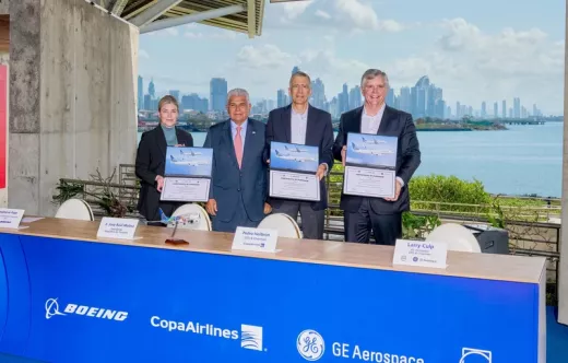 Foto de grupo tras anuncio de compra de 40 aviones Boeing 737 MAX por parte de Copa Airlines. De izquierda a derecha: Stephanie Pope, consejera delegada de Boeing Commercial Airplanes; el presidente paname�o, Jos� Ra�l Mulino; el consejero delegado de Copa Airlines, Pedro Heilbron; el consejero delegado de GE Aerospace, Larry Culp.