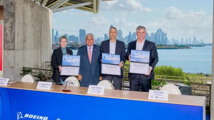 Foto de grupo tras anuncio de compra de 40 aviones Boeing 737 MAX por parte de Copa Airlines. De izquierda a derecha: Stephanie Pope, consejera delegada de Boeing Commercial Airplanes; el presidente paname�o, Jos� Ra�l Mulino; el consejero delegado de Copa Airlines, Pedro Heilbron; el consejero delegado de GE Aerospace, Larry Culp.