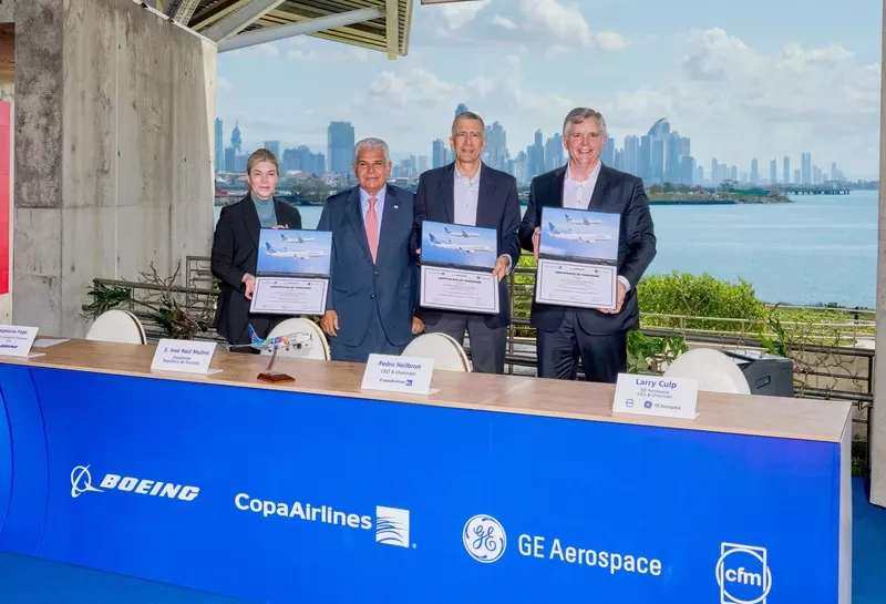 Foto de grupo tras anuncio de compra de 40 aviones Boeing 737 MAX por parte de Copa Airlines. De izquierda a derecha: Stephanie Pope, consejera delegada de Boeing Commercial Airplanes; el presidente paname�o, Jos� Ra�l Mulino; el consejero delegado de Copa Airlines, Pedro Heilbron; el consejero delegado de GE Aerospace, Larry Culp.