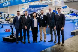Foto de grupo tras la firma de la adquisici�n de 12 aviones Tecnam P2010 TDI. Foto:  European Flyers
