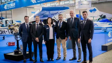 Foto de grupo tras la firma de la adquisici�n de 12 aviones Tecnam P2010 TDI. Foto:  European Flyers