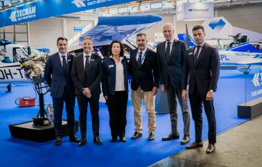 Foto de grupo tras la firma de la adquisici�n de 12 aviones Tecnam P2010 TDI. Foto:  European Flyers