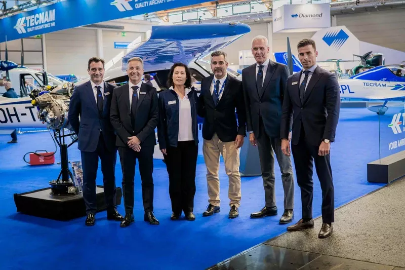 Foto de grupo tras la firma de la adquisici�n de 12 aviones Tecnam P2010 TDI. Foto:  European Flyers