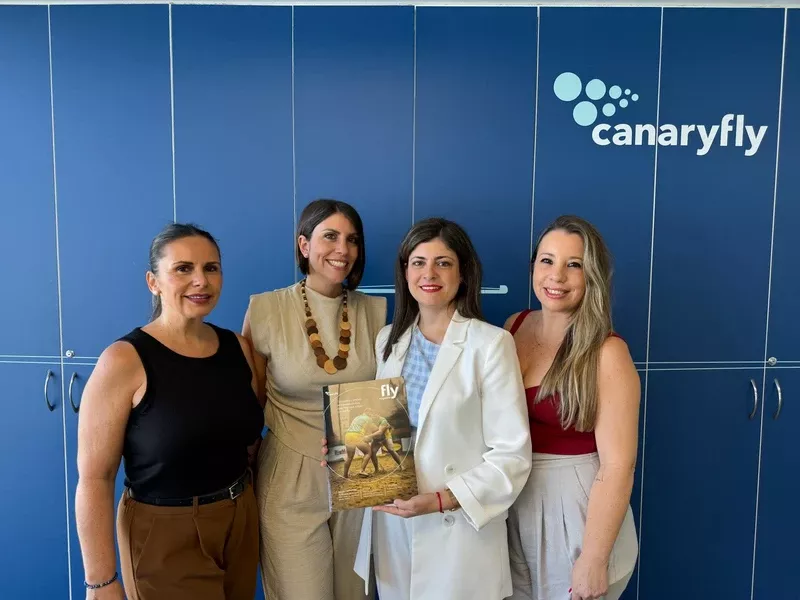 Foto de grupo de la presentaci�n de la revista Fly Magazine de Canaryflay. Foto: Canaryflay