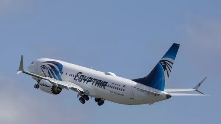 Boeing 737 MAX de EgyptAir en vuelo.