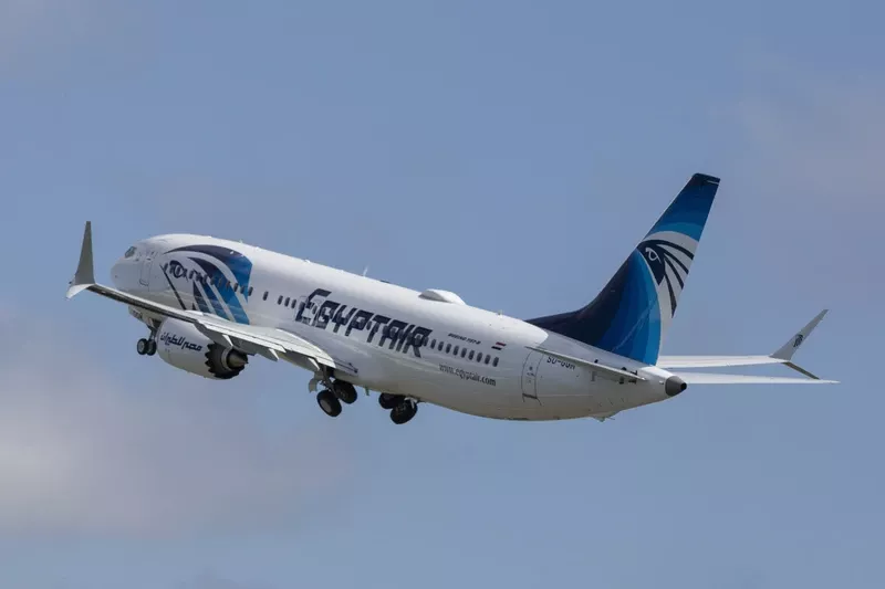 Boeing 737 MAX de EgyptAir en vuelo.