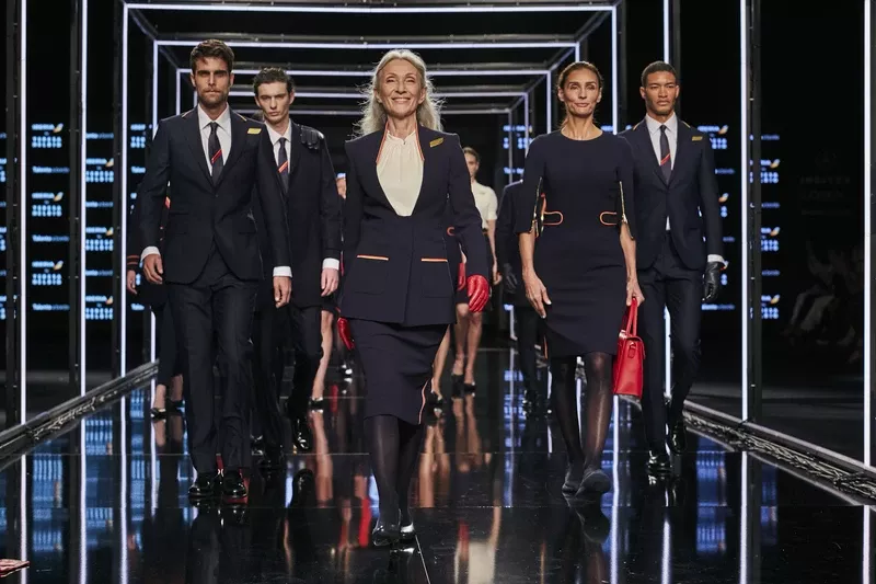 Uniformes creados para Iberia por Teresa Helbig presentados en 2020.