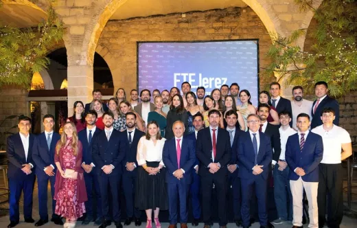 Foto de grupo de la graduaci�n de los 42 alumnos de control a�reo seleccionados por Enaire. Foto: FTEJerez
