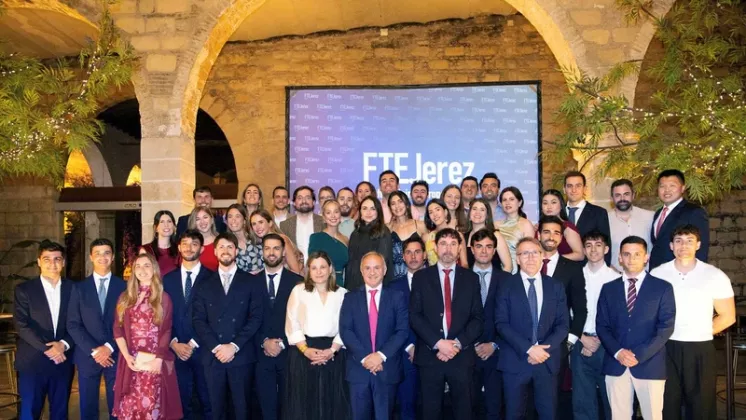 Foto de grupo de la graduaci�n de los 42 alumnos de control a�reo seleccionados por Enaire. Foto: FTEJerez
