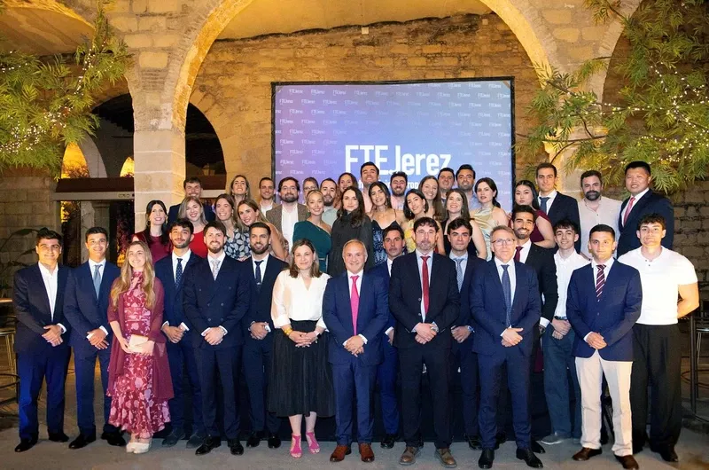Foto de grupo de la graduación de los 42 alumnos de control aéreo seleccionados por Enaire. Foto: FTEJerez Foto de grupo de la graduación de los 42 alumnos de control aéreo seleccionados por Enaire. Foto: FTEJerez