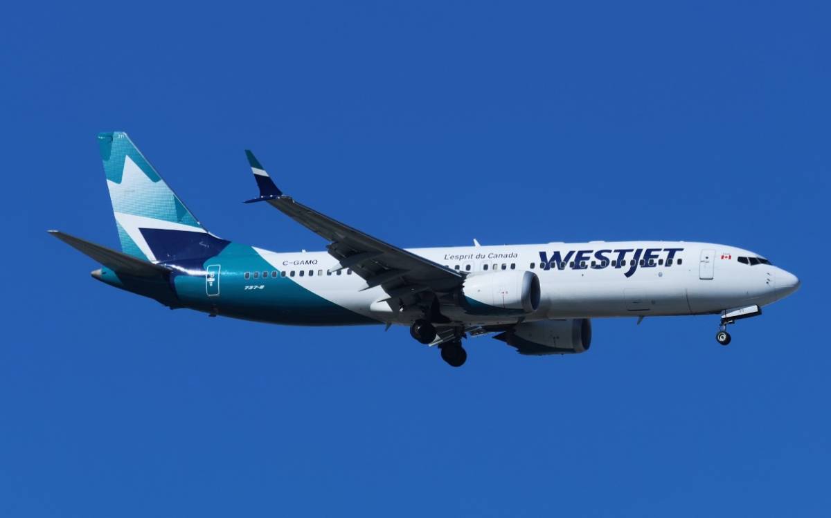 El Boeing 737 MAX-8 de la compa��a WestJet en fase final de aterrizaje en el aeropuerto Madrid-Barajas. (foto Julio M�iz)
