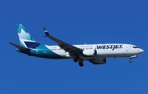 El Boeing 737 MAX-8 de la compa��a WestJet en fase final de aterrizaje en el aeropuerto Madrid-Barajas. (foto Julio M�iz)