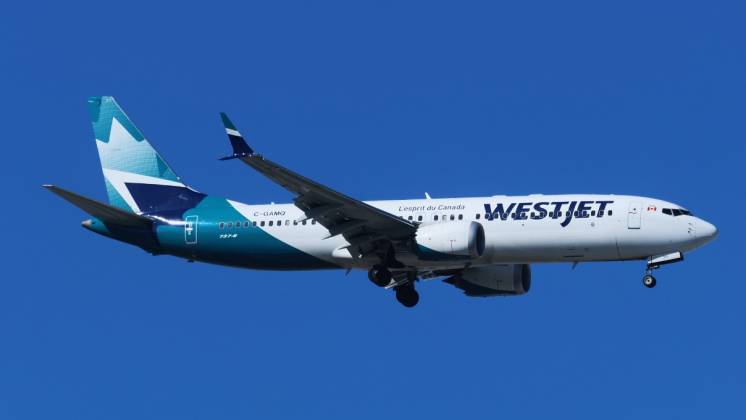 El Boeing 737 MAX-8 de la compa��a WestJet en fase final de aterrizaje en el aeropuerto Madrid-Barajas. (foto Julio M�iz)