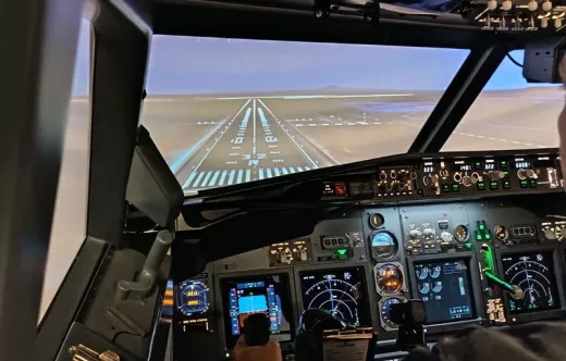 Simulador de Boeing 737 en proceso de certificaci�n, dise�ado y fabricado por Lasa Dynamics y equipado con el nuevo sistema de iluminaci�n.