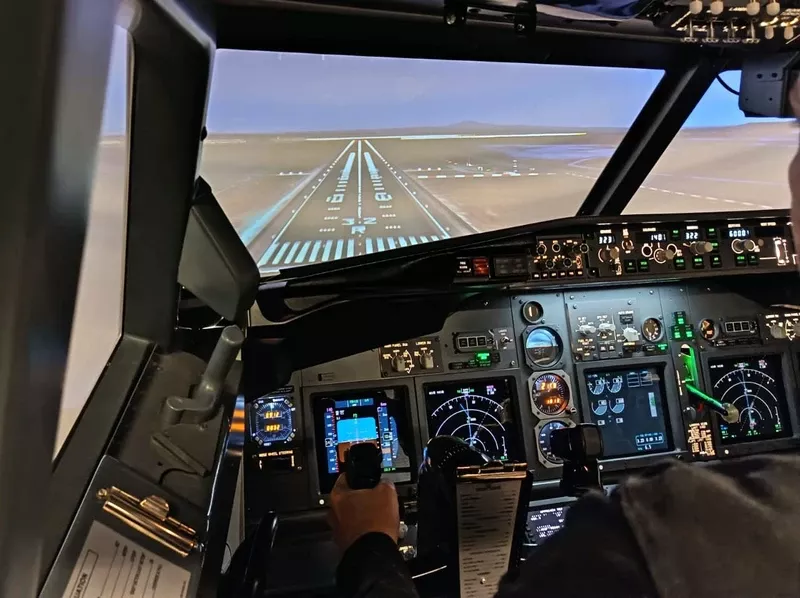 Simulador de Boeing 737 en proceso de certificación, diseñado y fabricado por Lasa Dynamics y equipado con el nuevo sistema de iluminación. Simulador de Boeing 737 en proceso de certificación, diseñado y fabricado por Lasa Dynamics y equipado con el nuevo sistema de iluminación.