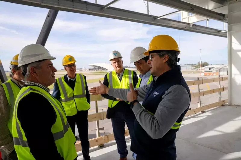 Integrantes de la Comisión de Transporte, Comunicaciones y Obras Públicas de la Cámara de Representantes recorrieron las obras de la nueva terminal logística especializada en e-commerce. Integrantes de la Comisión de Transporte, Comunicaciones y Obras Públicas de la Cámara de Representantes recorrieron las obras de la nueva terminal logística especializada en e-commerce.