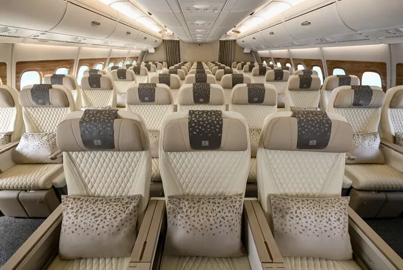 Emirates completa la primera remodelación de un A380 de dos clases con cabina Premium Economy. Emirates completa la primera remodelación de un A380 de dos clases con cabina Premium Economy.