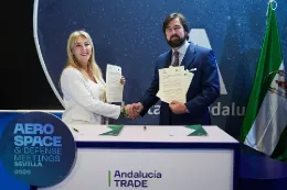La consejera Carolina Espa�a, tambi�n presidenta de Andaluc�a TRADE, y el presidente de Andaluc�a Aerospace, Fernando Alarc�n de la Lastra, rubricaron el acuerdo que persigue seguir impulsando la internacionalizaci�n del tejido aeroespacial y de defensa andaluz. Foto: Andaluc�a Aerospace