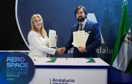 La consejera Carolina España, también presidenta de Andalucía TRADE, y el presidente de Andalucía Aerospace, Fernando Alarcón de la Lastra, rubricaron el acuerdo que persigue seguir impulsando la internacionalización del tejido aeroespacial y de defensa andaluz. Foto: Andalucía Aerospace