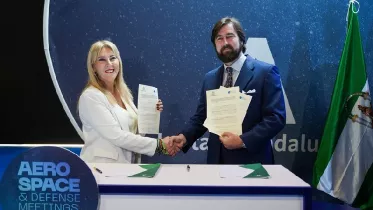 La consejera Carolina Espa�a, tambi�n presidenta de Andaluc�a TRADE, y el presidente de Andaluc�a Aerospace, Fernando Alarc�n de la Lastra, rubricaron el acuerdo que persigue seguir impulsando la internacionalizaci�n del tejido aeroespacial y de defensa andaluz. Foto: Andaluc�a Aerospace