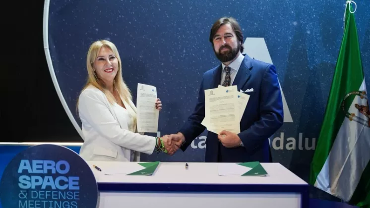 La consejera Carolina Espa�a, tambi�n presidenta de Andaluc�a TRADE, y el presidente de Andaluc�a Aerospace, Fernando Alarc�n de la Lastra, rubricaron el acuerdo que persigue seguir impulsando la internacionalizaci�n del tejido aeroespacial y de defensa andaluz. Foto: Andaluc�a Aerospace