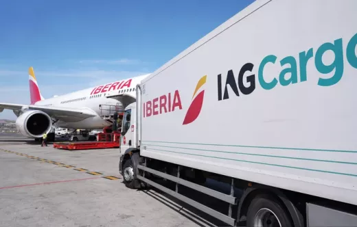 Cami�n de IAG Cargo junto a un avi�n de Iberia. Foto: IAG Cargo
