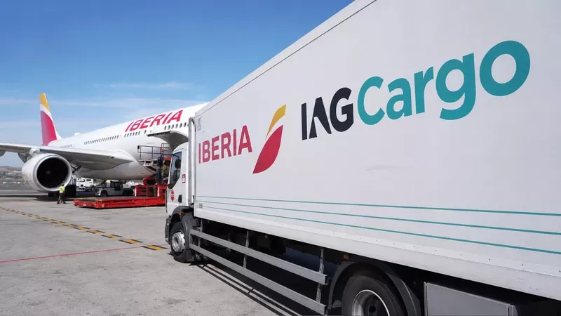 Camión de IAG Cargo junto a un avión de Iberia. Foto: IAG Cargo Camión de IAG Cargo junto a un avión de Iberia. Foto: IAG Cargo