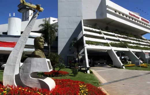 Aeropuerto Internacional Silvio Pettirossi, ubicado en la ciudad de Luque y que sirve a la ciudad de Asunci�n, Paraguay.