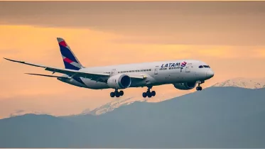 Avión de Latam en vuelo. Avión de Latam en vuelo.