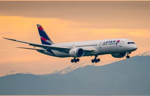 Avi�n de Latam en vuelo. 