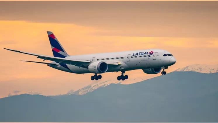 Avi�n de Latam en vuelo. 
