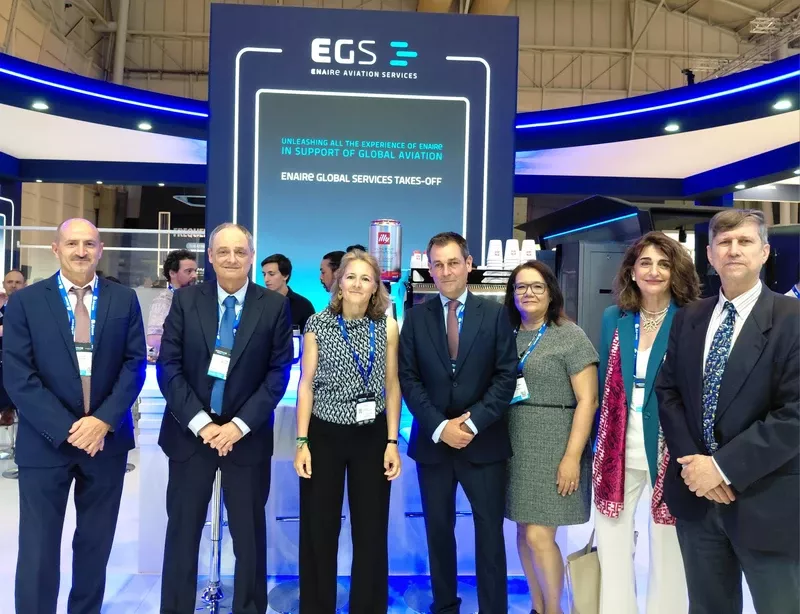 De izquierda derecha, Juan Alberto Cózar, Enrique Maurer, Charlotte Nevret, Santiago Cortés, Gema Martín, Mariluz de Mateo y Gonzalo Alonso. Foto: Enaire De izquierda derecha, Juan Alberto Cózar, Enrique Maurer, Charlotte Nevret, Santiago Cortés, Gema Martín, Mariluz de Mateo y Gonzalo Alonso. Foto: Enaire
