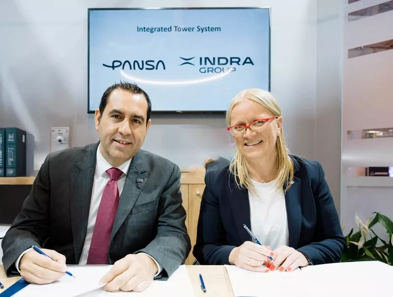 Momento de la firma del contrato entre la Agencia Polaca de Servicios de Navegación Aérea (PANSA) e Indra Group. Foto: Indra Momento de la firma del contrato entre la Agencia Polaca de Servicios de Navegación Aérea (PANSA) e Indra Group. Foto: Indra