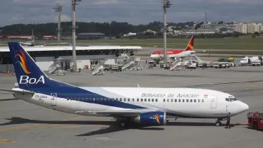 Avi�n de Boliviana de Aviaci�n (BoA) en pista.